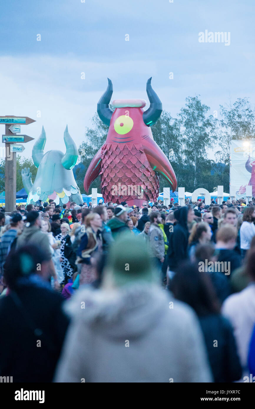 Migliaia di visitatori flusso passato "Highviech' - la mascotte del festival - nella motivazione di Highfield Festival in Grosspoesna, Germania, 20 agosto 2017. Foto: Alexander Prautzsch/dpa Foto Stock