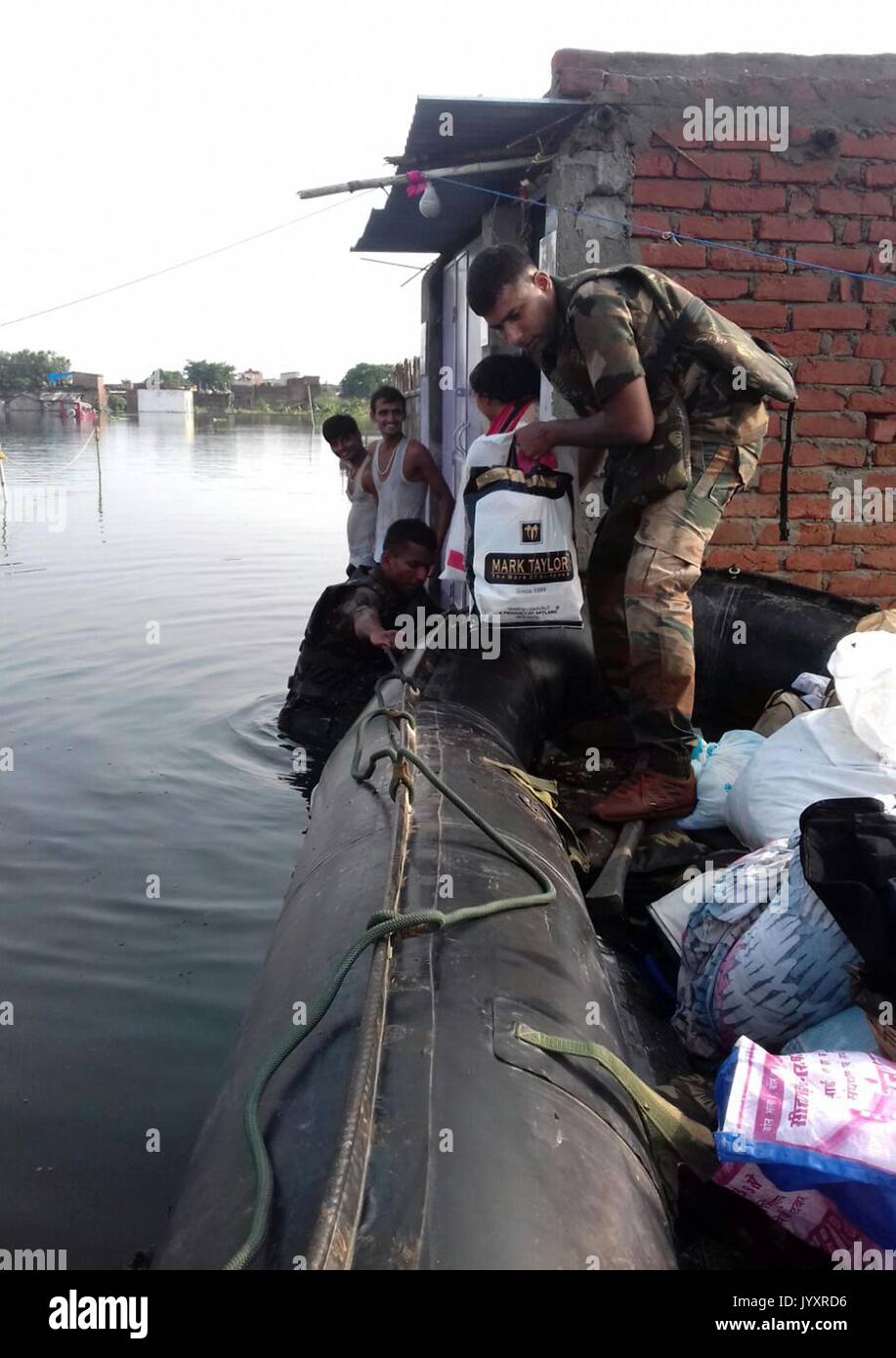 Madhubani, Bihar, in India. 21 Ago, 2017. Bihar: Esercito personnal rescue persone intrappolate nella zona allagata di Madhubani distretto di Bihar il 21-08-2017. Credito: Prabhat Kumar Verma/ZUMA filo/Alamy Live News Foto Stock