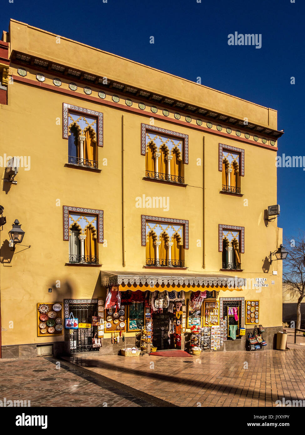CORDOBA, SPAGNA - 12 MARZO 2016: Grazioso negozio di souvenir nella città vecchia immerso nella luce dorata del tardo pomeriggio Foto Stock