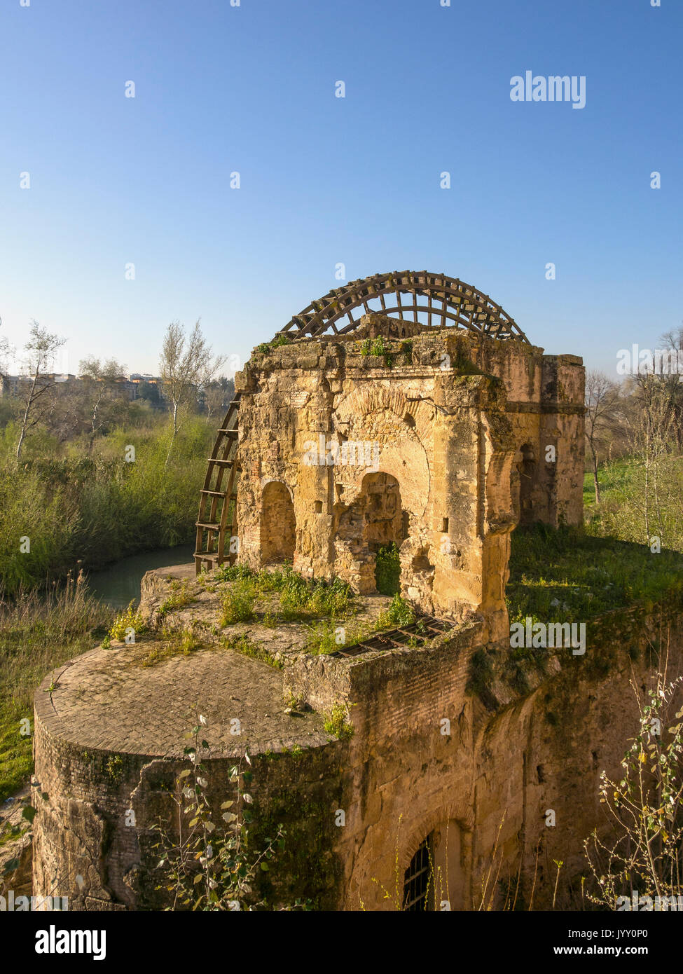 CORDOBA, SPAGNA - 12 MARZO 2016: Replica Moorish ruota d'acqua sul fiume Guadalquivir Foto Stock