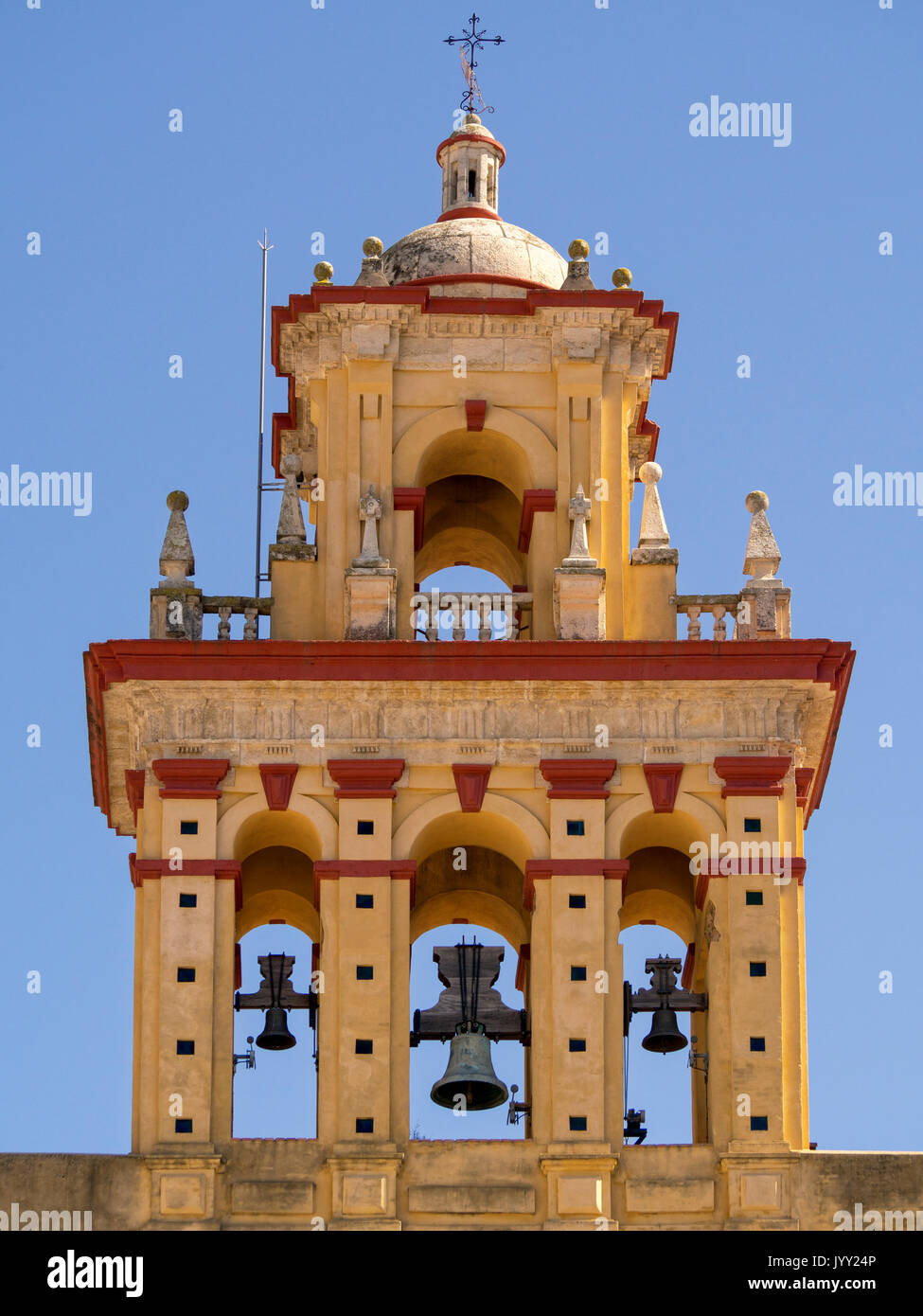 CORDOBA, SPAGNA - 12 MARZO 2016: Campanile ornato sulla barocca Chiesa di San Agustin in Plaza de San Agustín Foto Stock