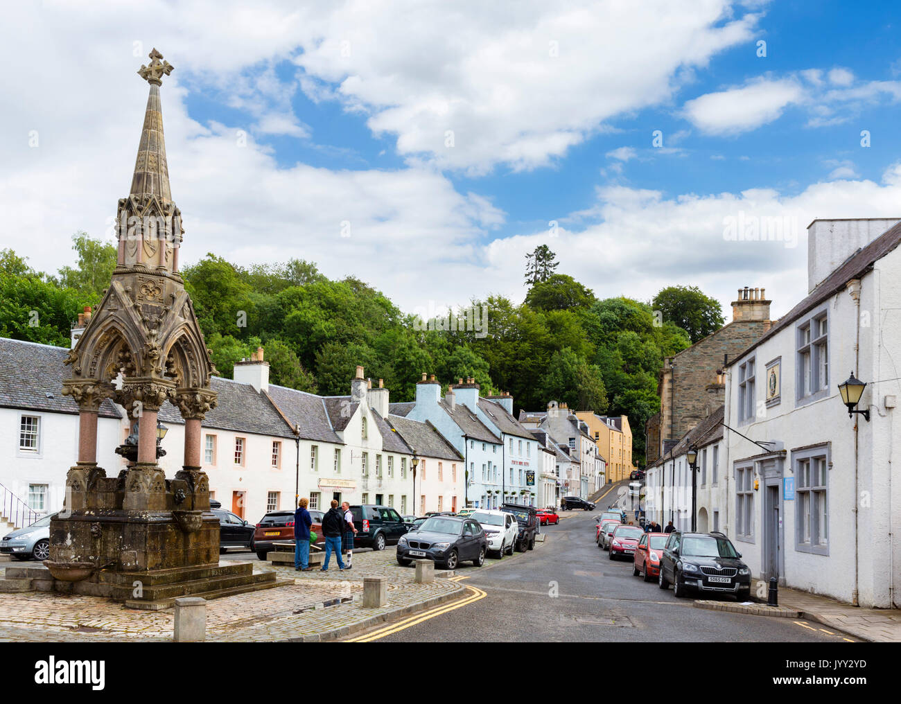 La High Street con la Atholl Memorial fontana a sinistra, Dunkeld, Perth and Kinross, Scotland, Regno Unito Foto Stock