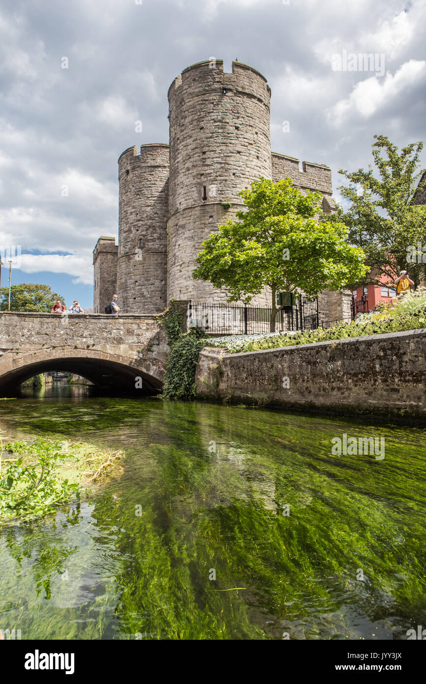 Westgate Towers sul grande fiume Stour in Canterbury Foto Stock