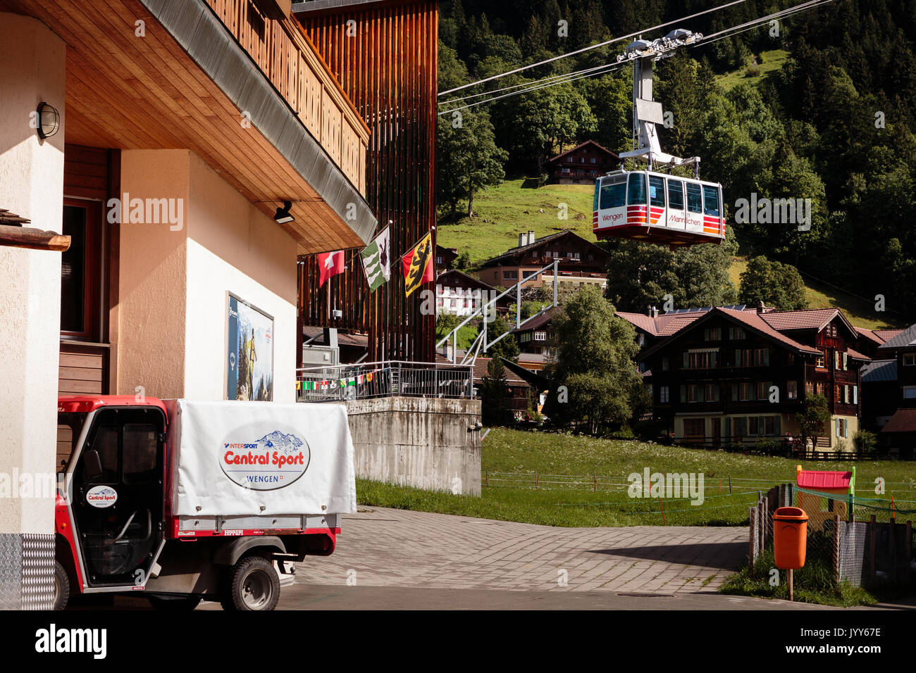 Wengen, Oberland bernese, Svizzera - 31 luglio 2017 : Wengen Mannlichen Funivia lasciando la stazione di base in Wengen Foto Stock