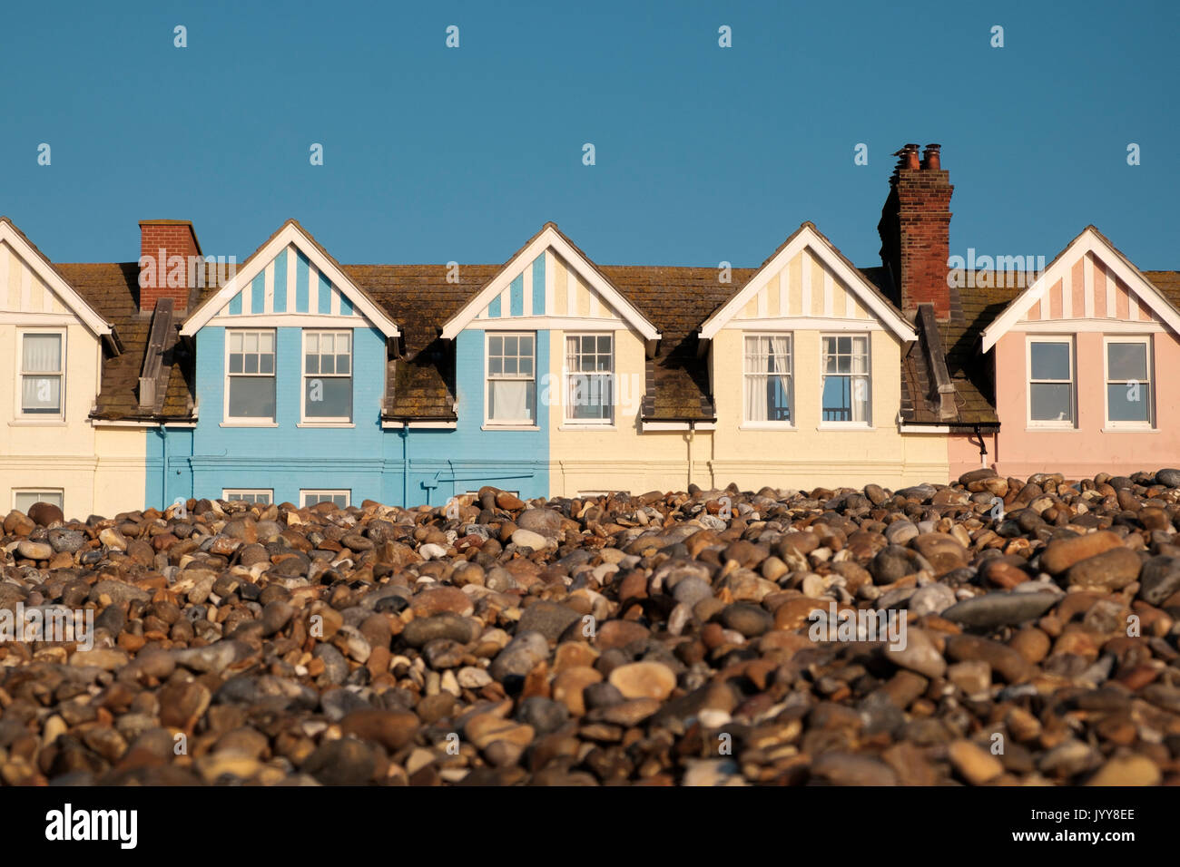 Case colorate di fronte al mare a Aldeburgh, Suffolk Foto Stock
