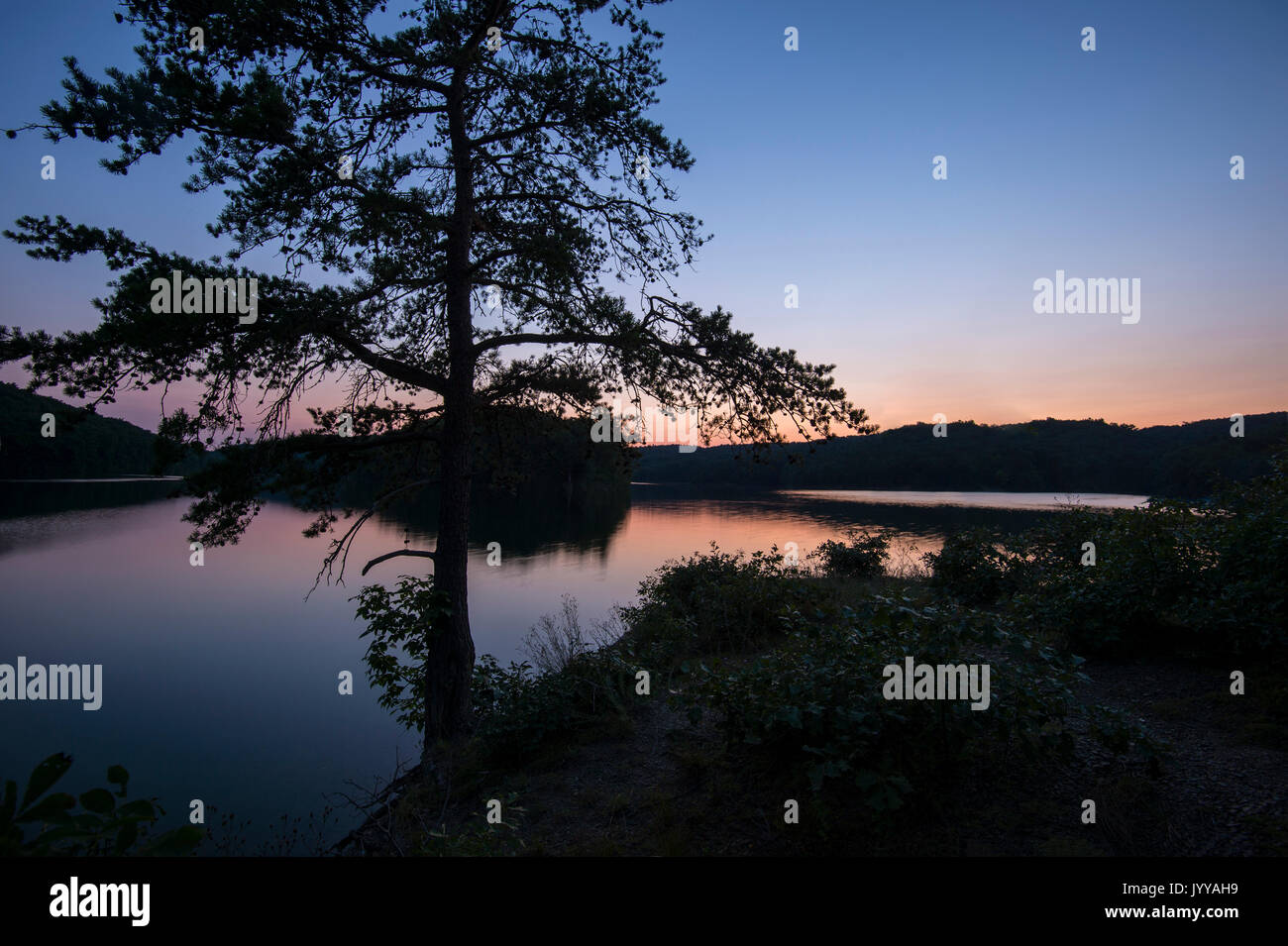 Sunrise sulla splendida e tranquilla sul lago di montagna Foto Stock