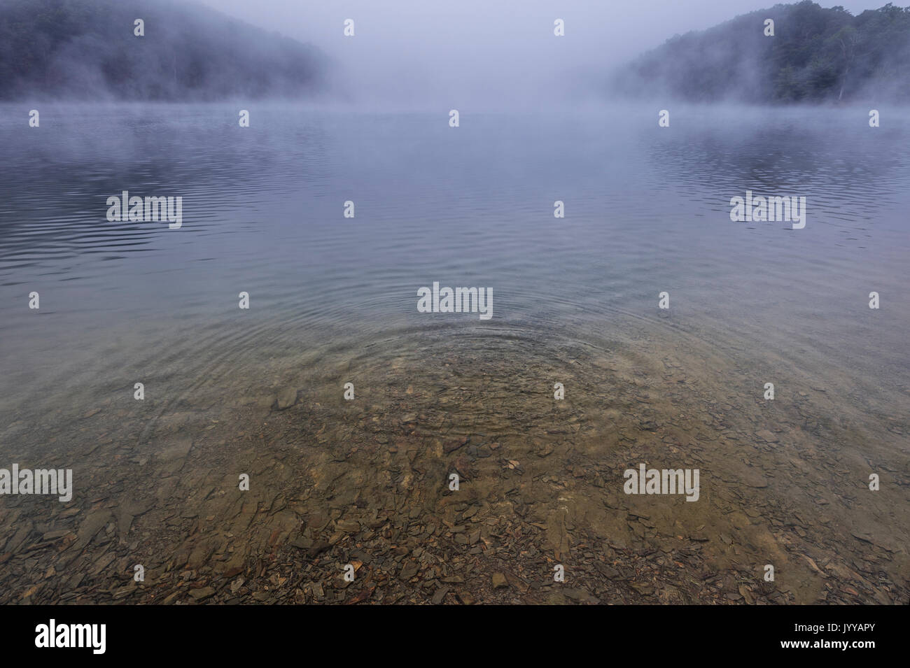 Increspature tranquilla sul lago di montagna Foto Stock