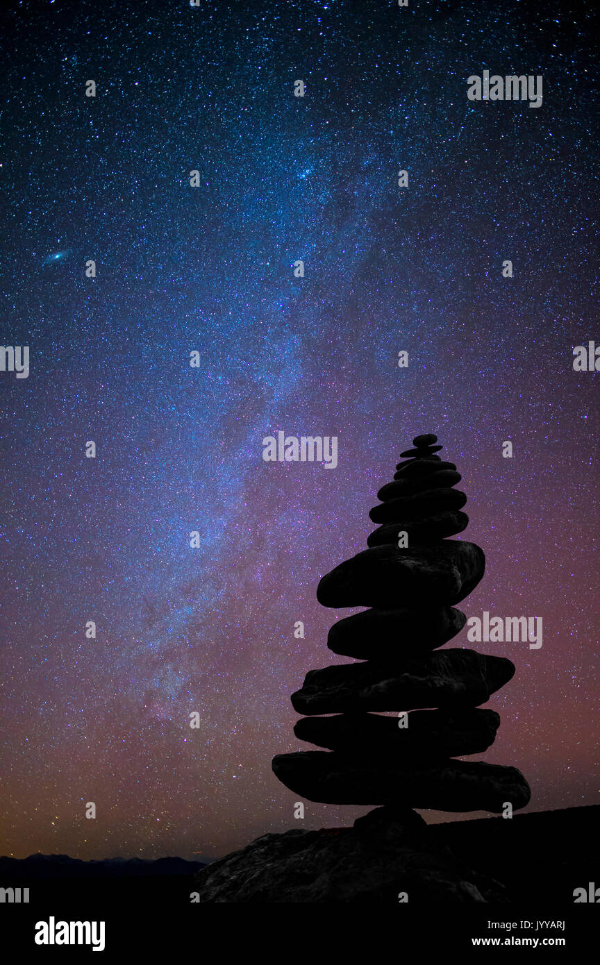 Pietre impilate e stelle del cielo notturno Foto Stock