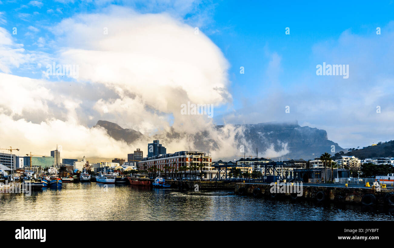 Nuvole sopra Devil's Peak e Table Mountain come si vede dal Victoria and Albert Waterfront a Città del Capo in Sud Africa Foto Stock