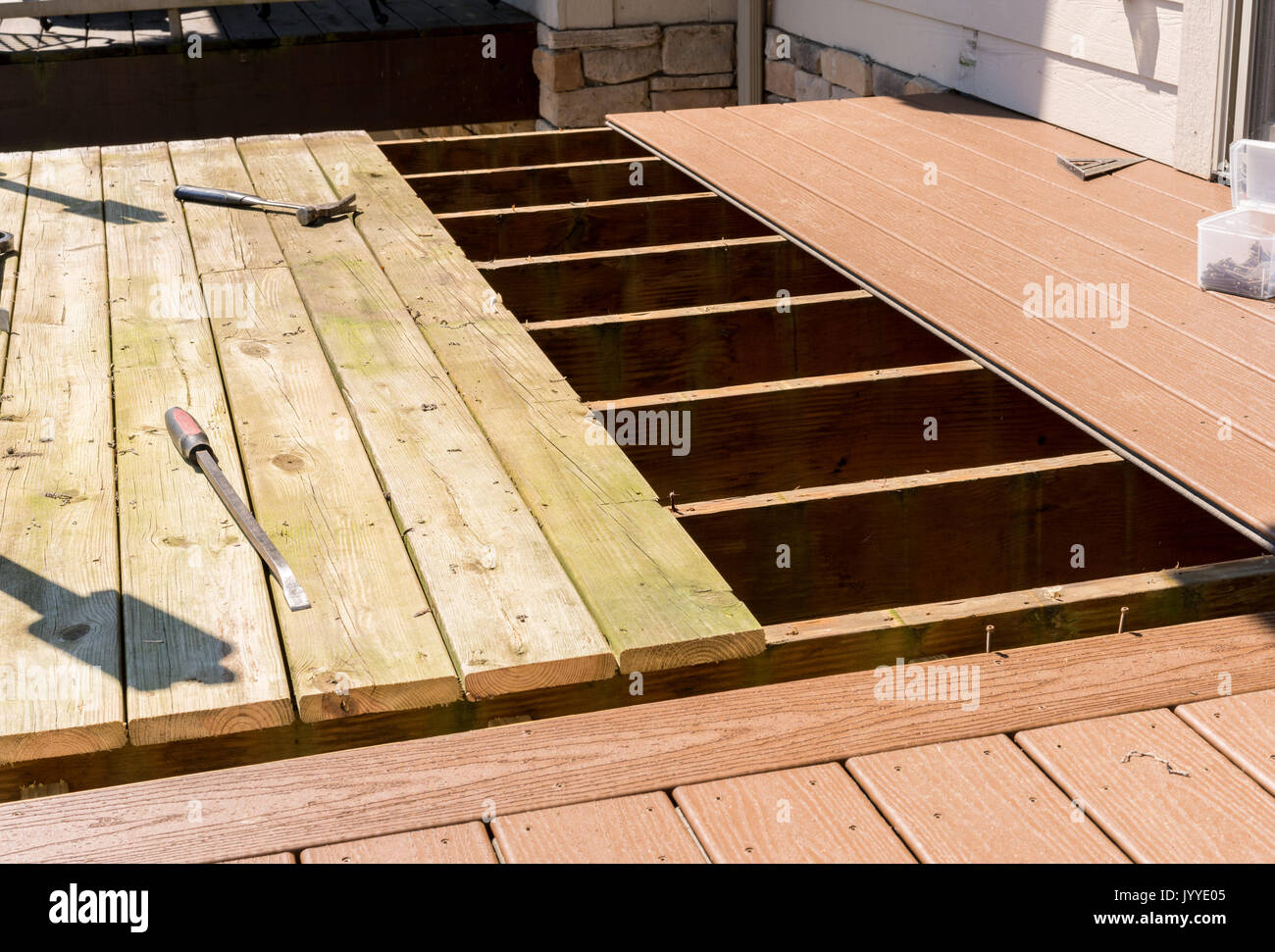 Sostituzione del vecchio ponte di legno con materiale composito Foto Stock