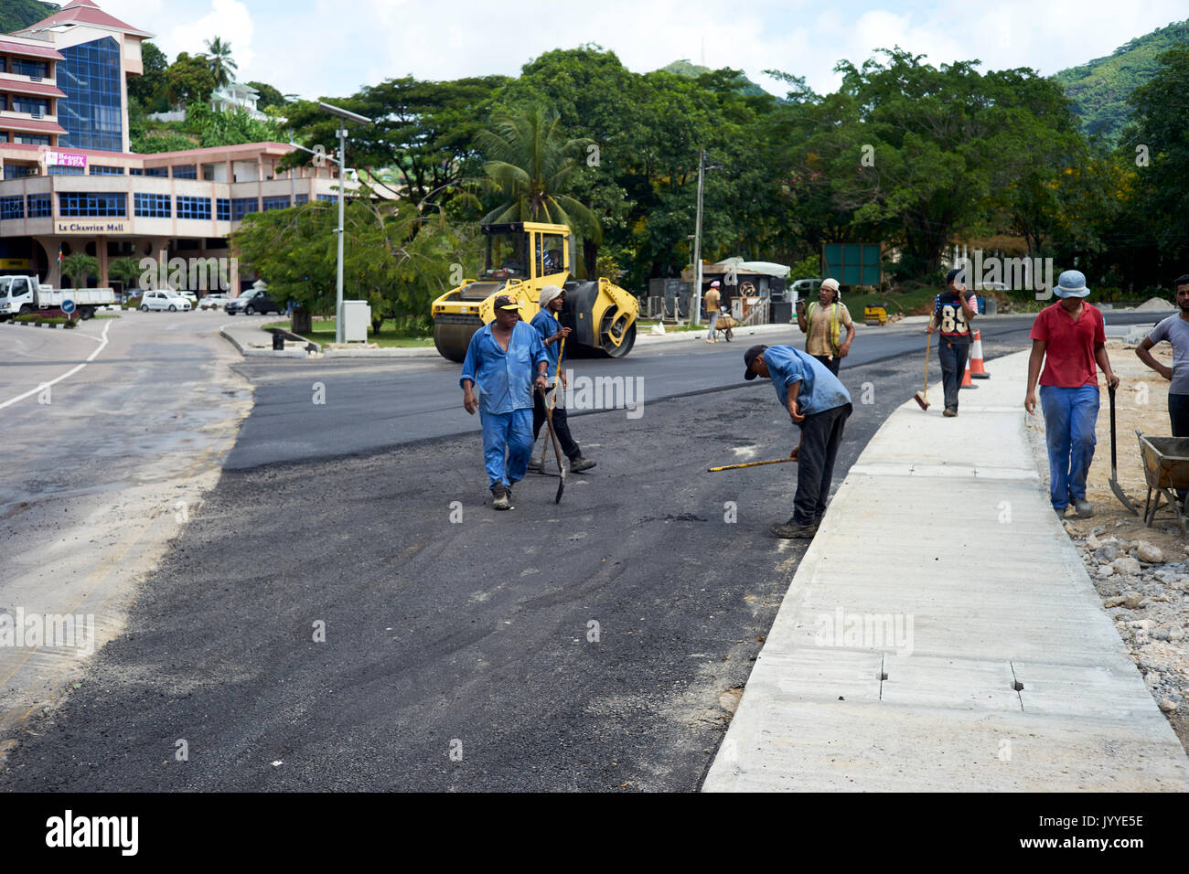 I lavoratori stradali asfaltatura una strada di nuovo in Mauritius Foto Stock