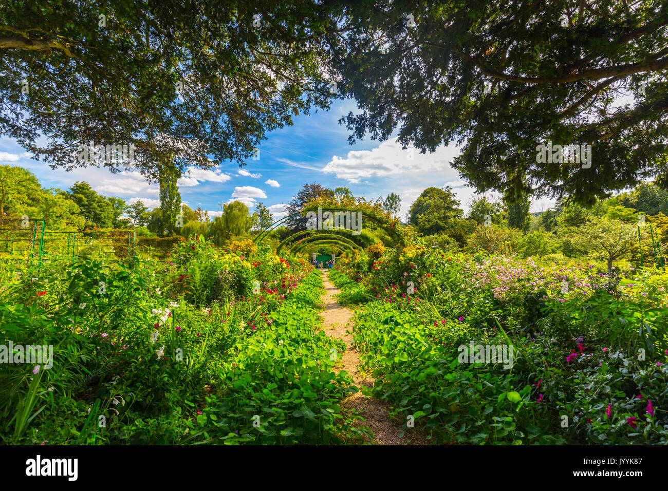 Arco iconico in Claude Monet giardino a Giverny, Francia, durante una soleggiata giornata estiva Foto Stock