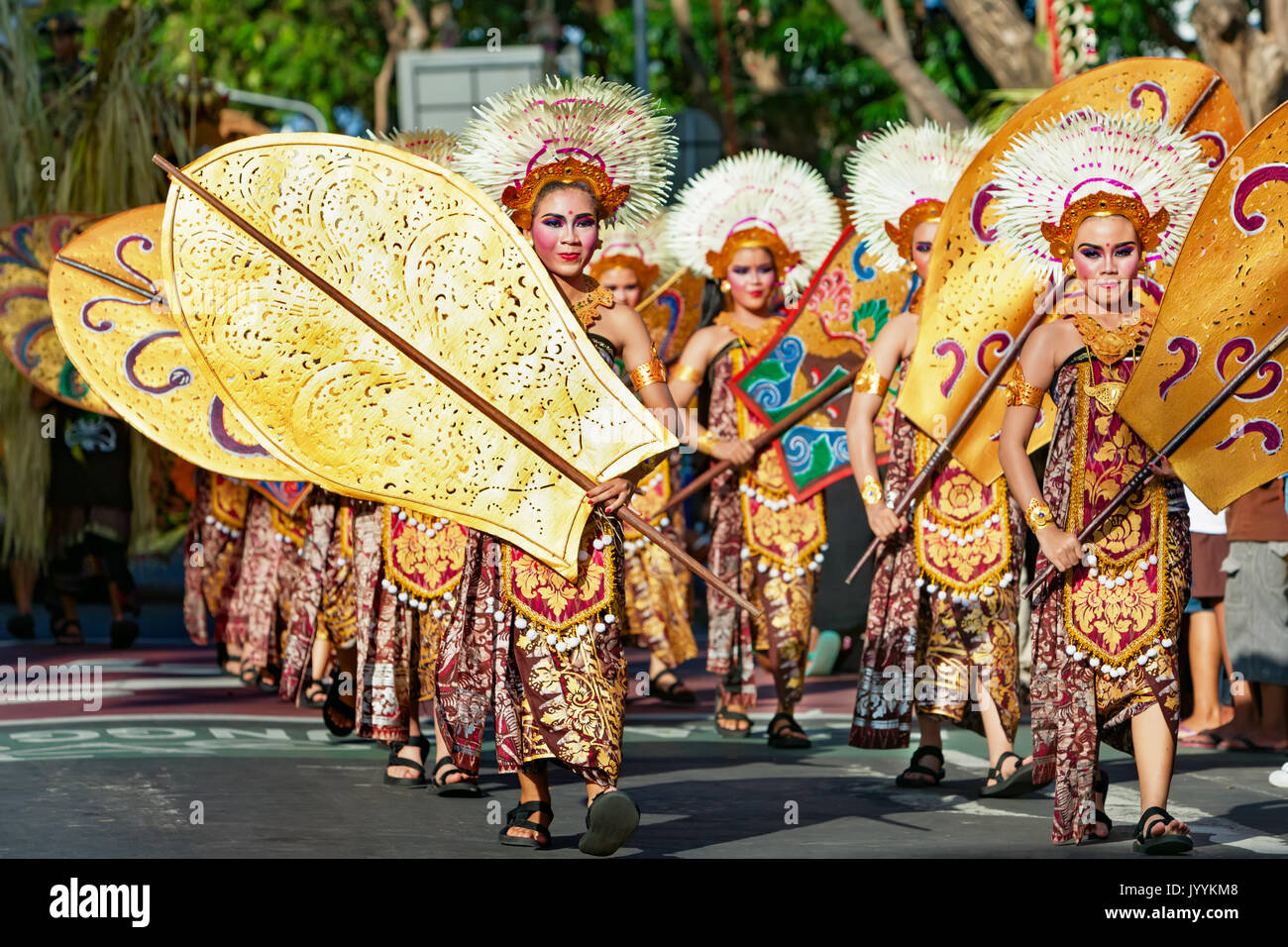 DENPASAR, isola di Bali, Indonesia - 11 giugno 2016: Gruppo del popolo Balinese. La ballerina donne in costumi tradizionali danza sul parade presso il festival delle arti Foto Stock