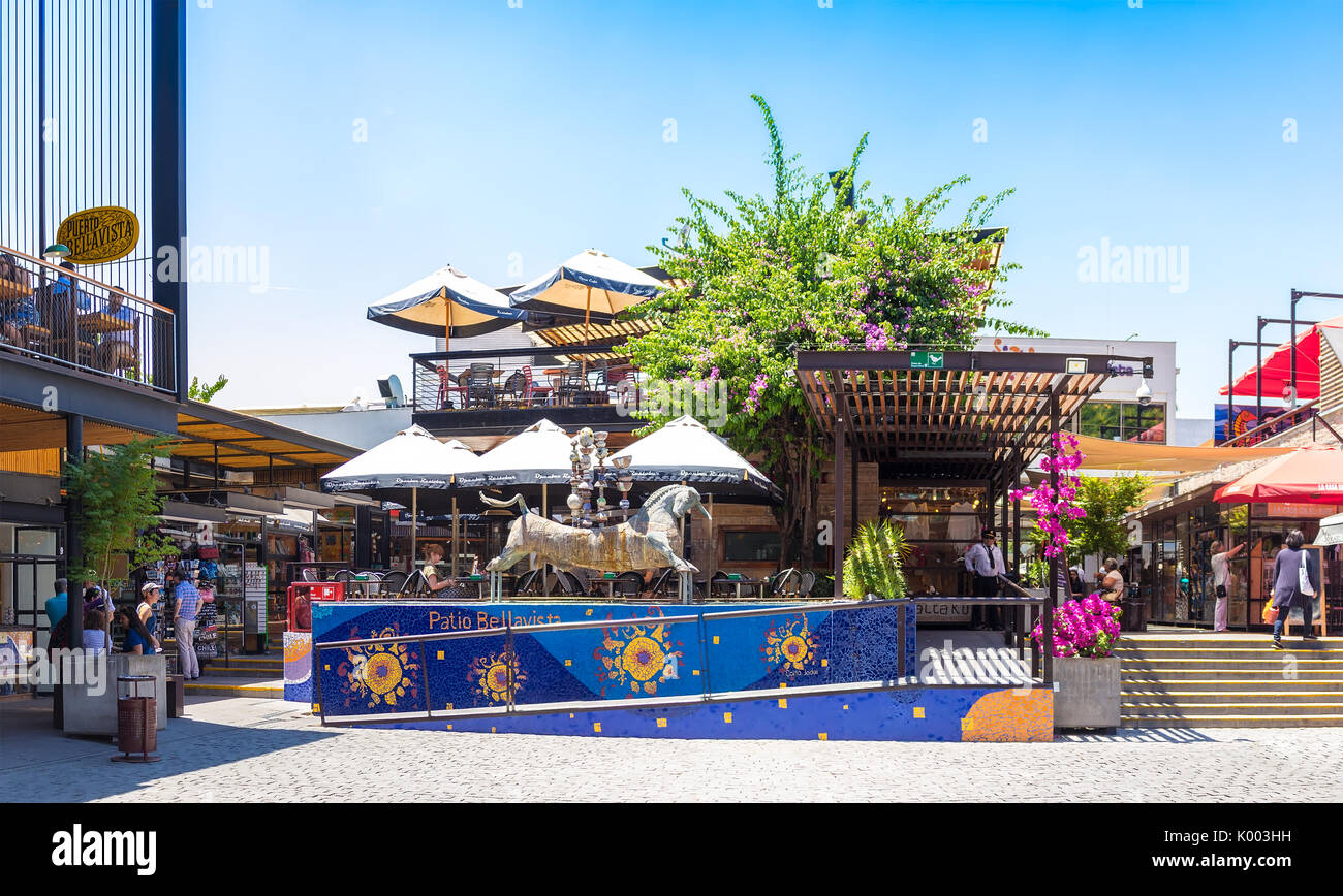 SANTIAGO, Cile - 11 novembre 2016: Aperto terrazza del ristorante al Patio Bellavista. Questo è famosa bohemian spazio con negozi, caffetterie e bar. Foto Stock