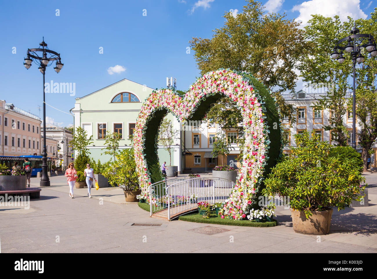 Mosca - Agosto 7, 2016: estate decorazioni di fiori sulla strada Pyatnitskaya Novokuznetskaya vicino alla stazione del metro. Questa area è stata ricostruita nel 2014. Foto Stock