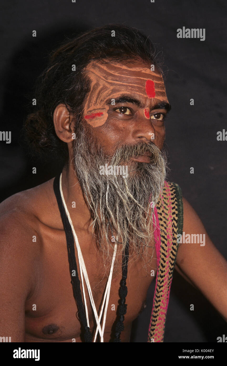 Sadhu (uomo santo), Varanasi (Benares, Banaras), India Foto Stock