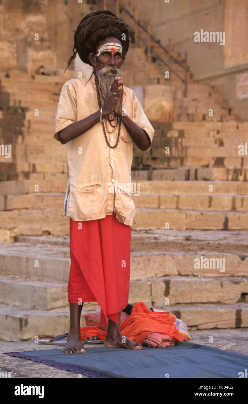 Ascetica con capelli non tagliato sui ghat lungo il fiume Gange, Varanasi (Benares, Banaras), India Foto Stock