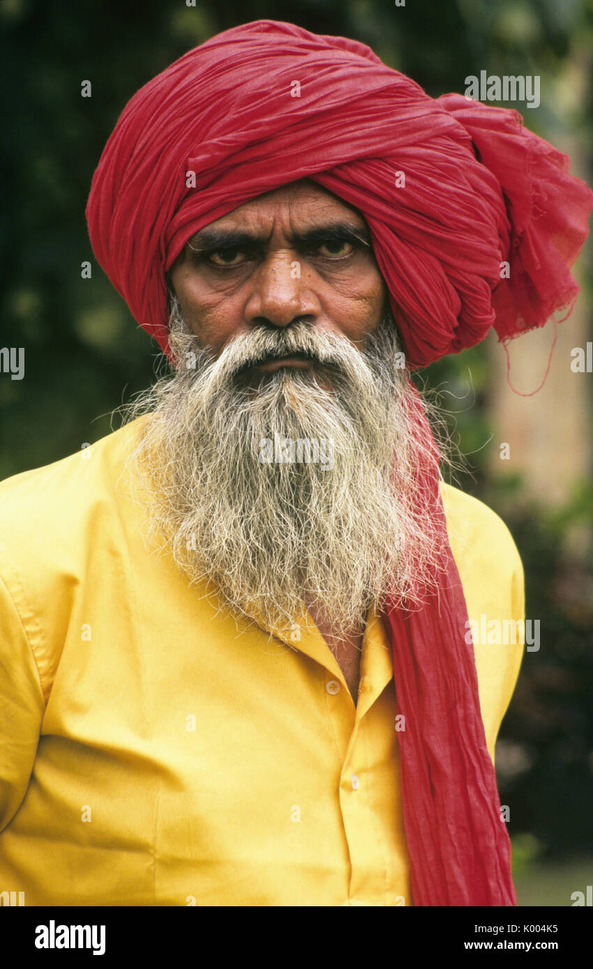 Uomo anziano in rosso turbante, Varanasi (Benares, Banaras), India Foto Stock