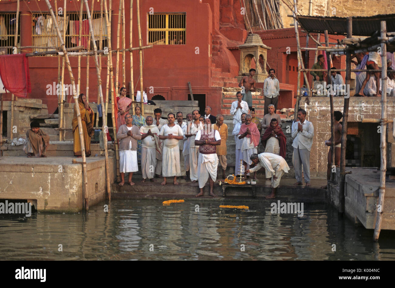 Sunrise puja (cerimonia) presso il fiume Gange, Varanasi (Benares, Banaras, Kashi), India Foto Stock