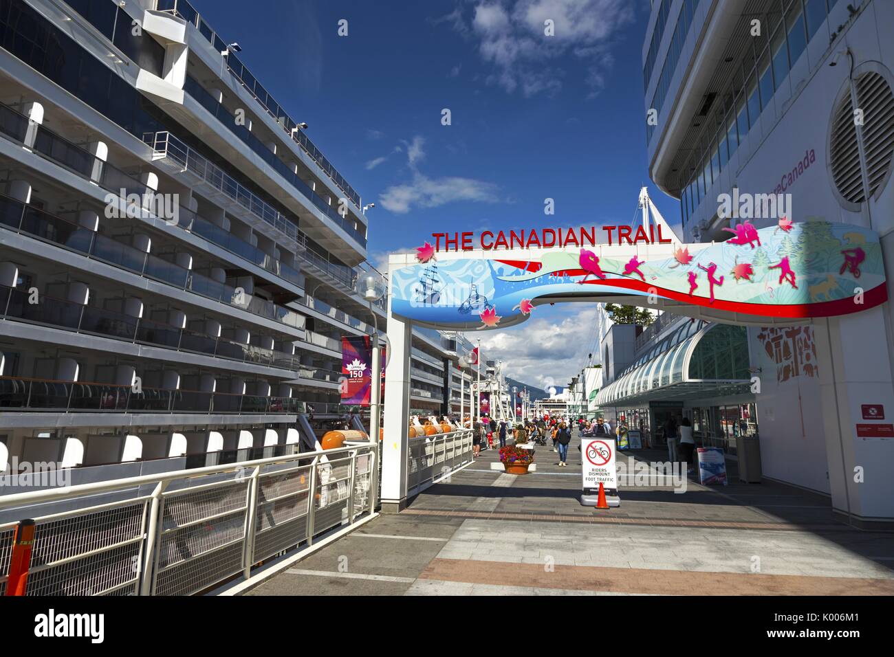 Tourist la gente che camminava sul sentiero canadese al Canada Place accanto alla grande nave da crociera ormeggiata nel porto di Porto di Vancouver in British Columbia Canada Foto Stock