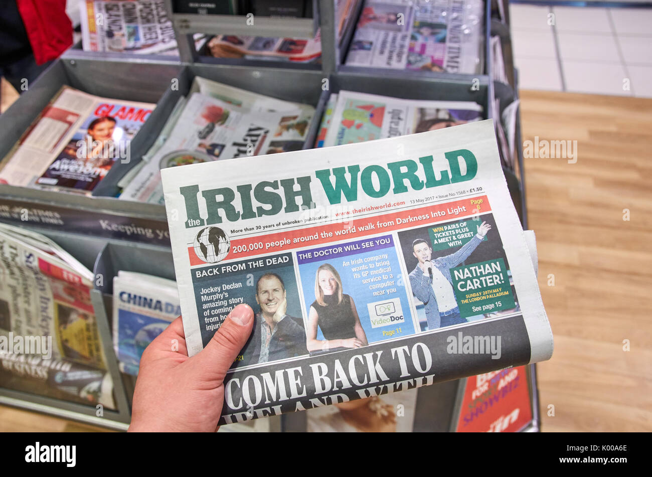 Londra, Inghilterra - 14 Maggio 2017 : il mondo irlandese un giornale a quotidiani sfondo. Il mondo irlandese è un giornale settimanale per il popolo irlandese Brita Foto Stock