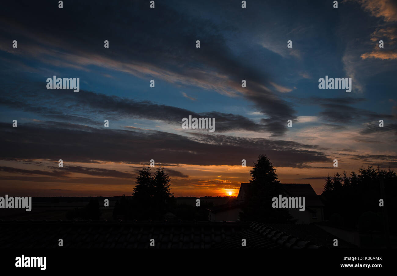 Cielo a fuoco dopo la pioggia Foto Stock