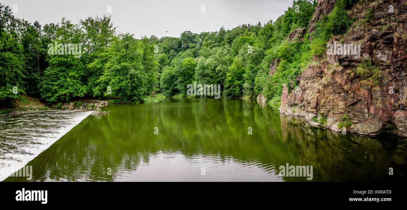 Flusso di acqua di uno stramazzo della Germania Foto Stock