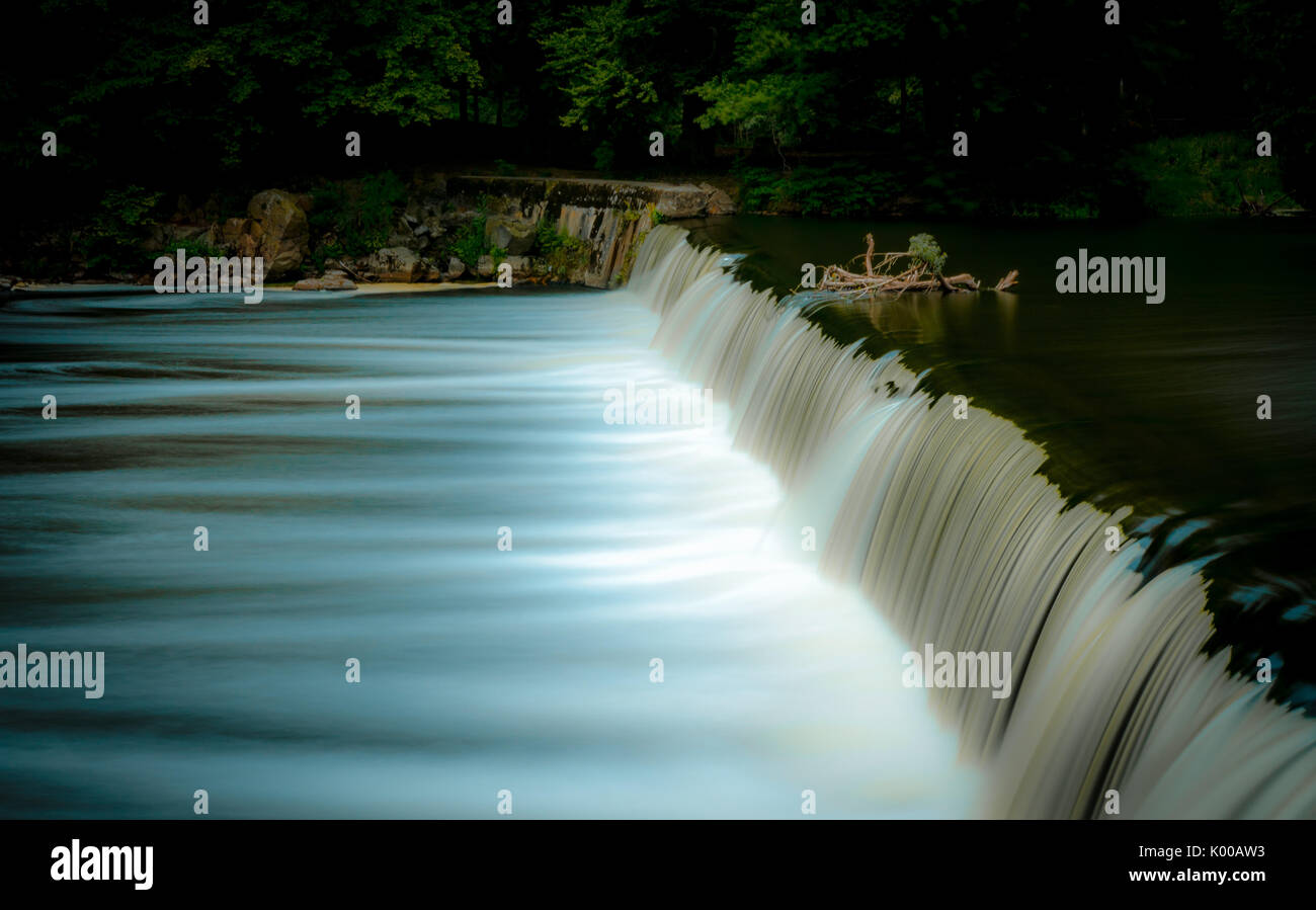 Flusso di acqua di uno stramazzo della Germania Foto Stock