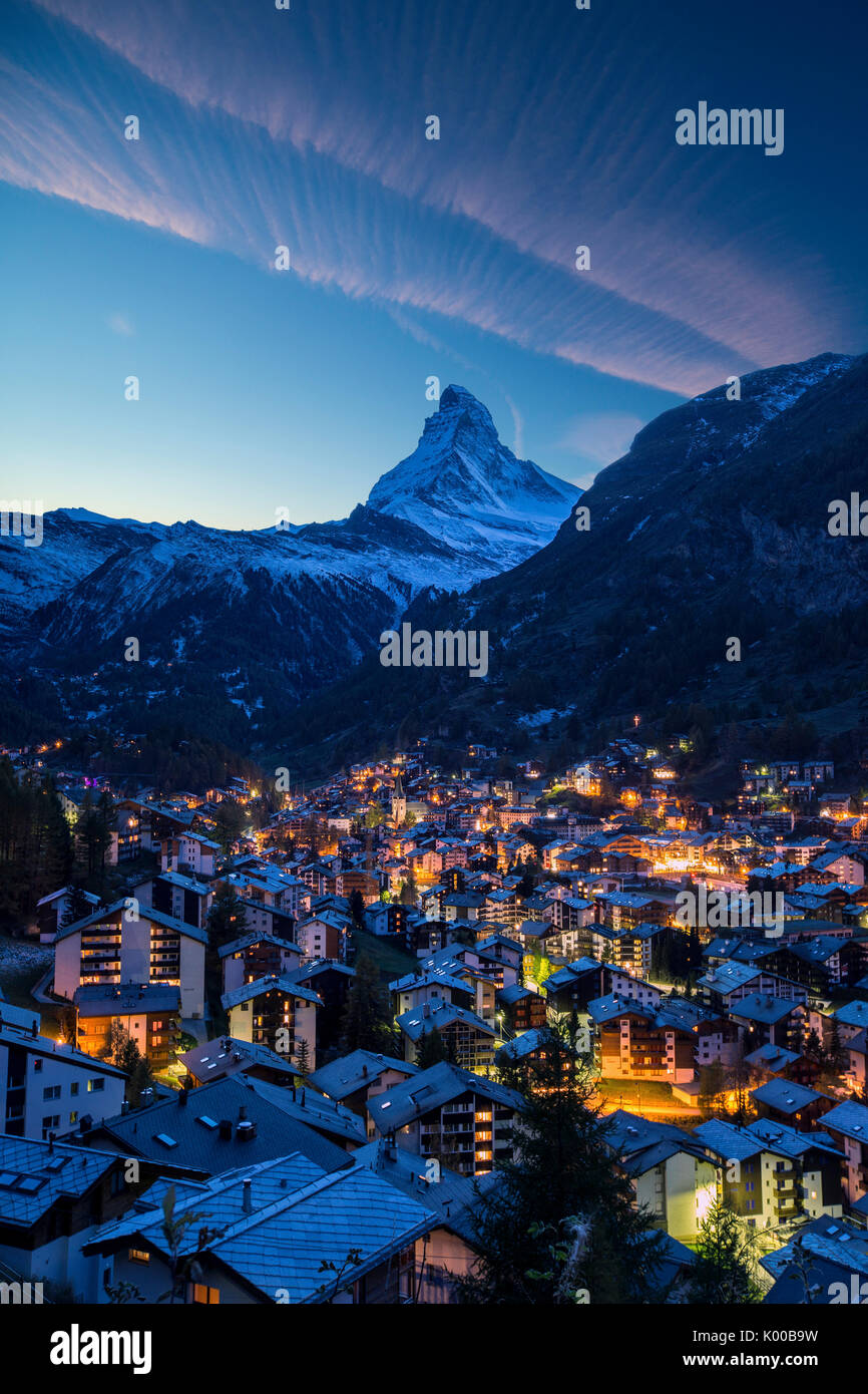 Ultime luci del tramonto in Zermatt. Sullo sfondo il Cervino. La Svizzera. Europa Foto Stock