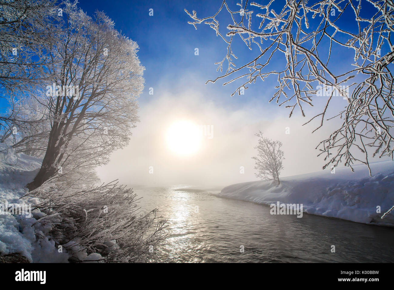 La neve e il gelo sulle rive del fiume Inn. Sil. Engadina. La Svizzera. Europa Foto Stock