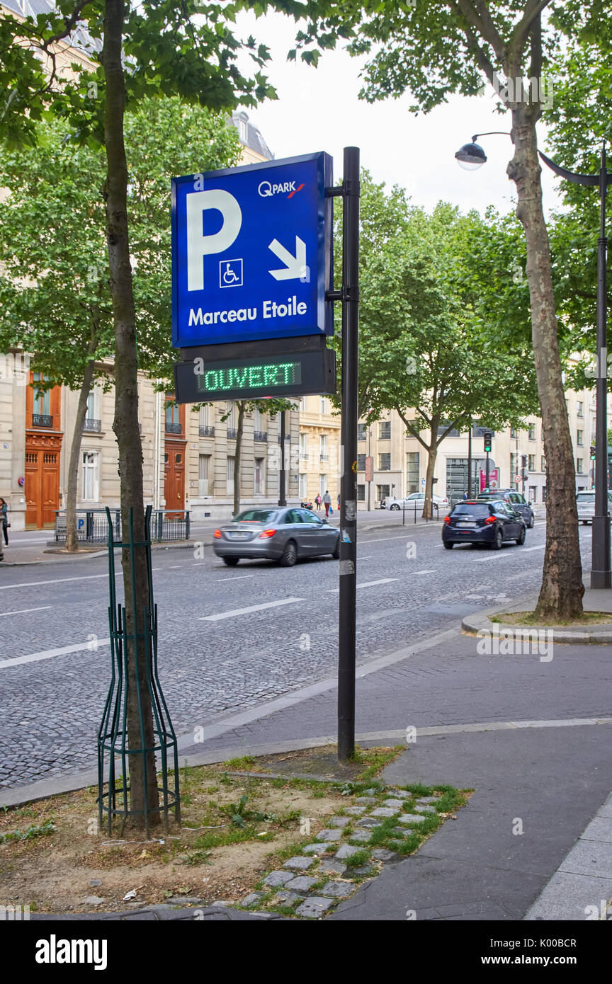 Parigi, Francia - 10 Maggio 2017 : Q-Park segno su avenue Marceau a Parigi. Q-Park è un operatore di garage in Belgio, Danimarca, Germania, Finlandia, Foto Stock