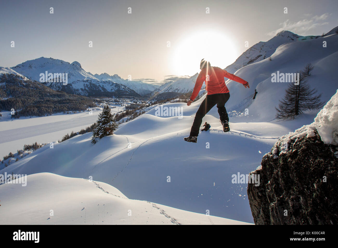 Escursionista salto nella neve fresca presso il Passo del Maloja. Il Cantone dei Grigioni. Engadina. La Svizzera. Europa Foto Stock