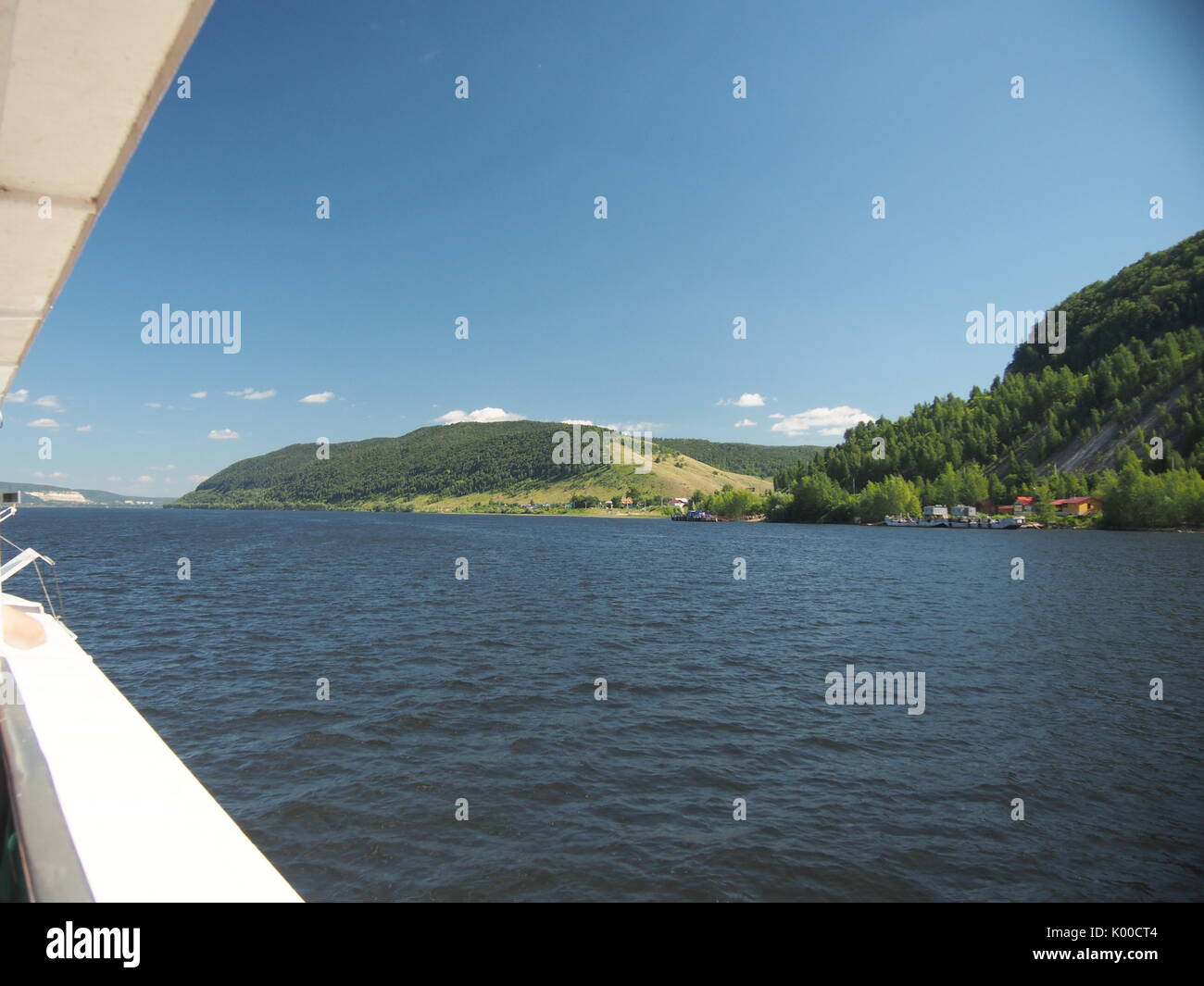 Gita in barca lungo il fiume Volga. La Russia. Zhiguli montagne. Paesaggio. Foto Stock
