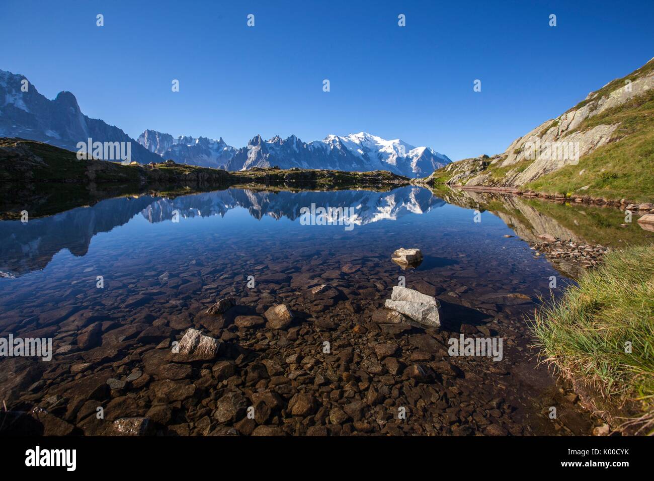 La catena montuosa del Monte Bianco si riflette nelle acque del Lac de Chesery. Haute Savoie Francia Foto Stock