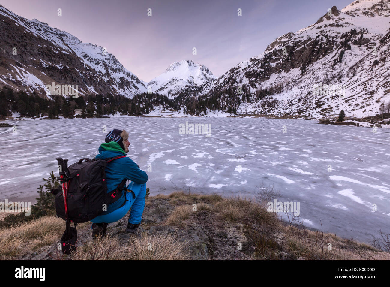 Escursionista ammira Val Bregaglia dal lago Cavloc a sunrise. Svizzera Foto Stock