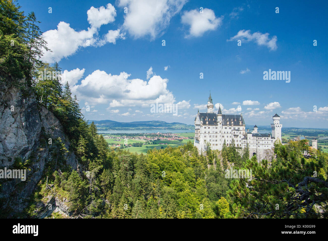 Il castello di Neuschwanstein e circondato da boschi Fussen Baviera Germania del sud Europa Foto Stock