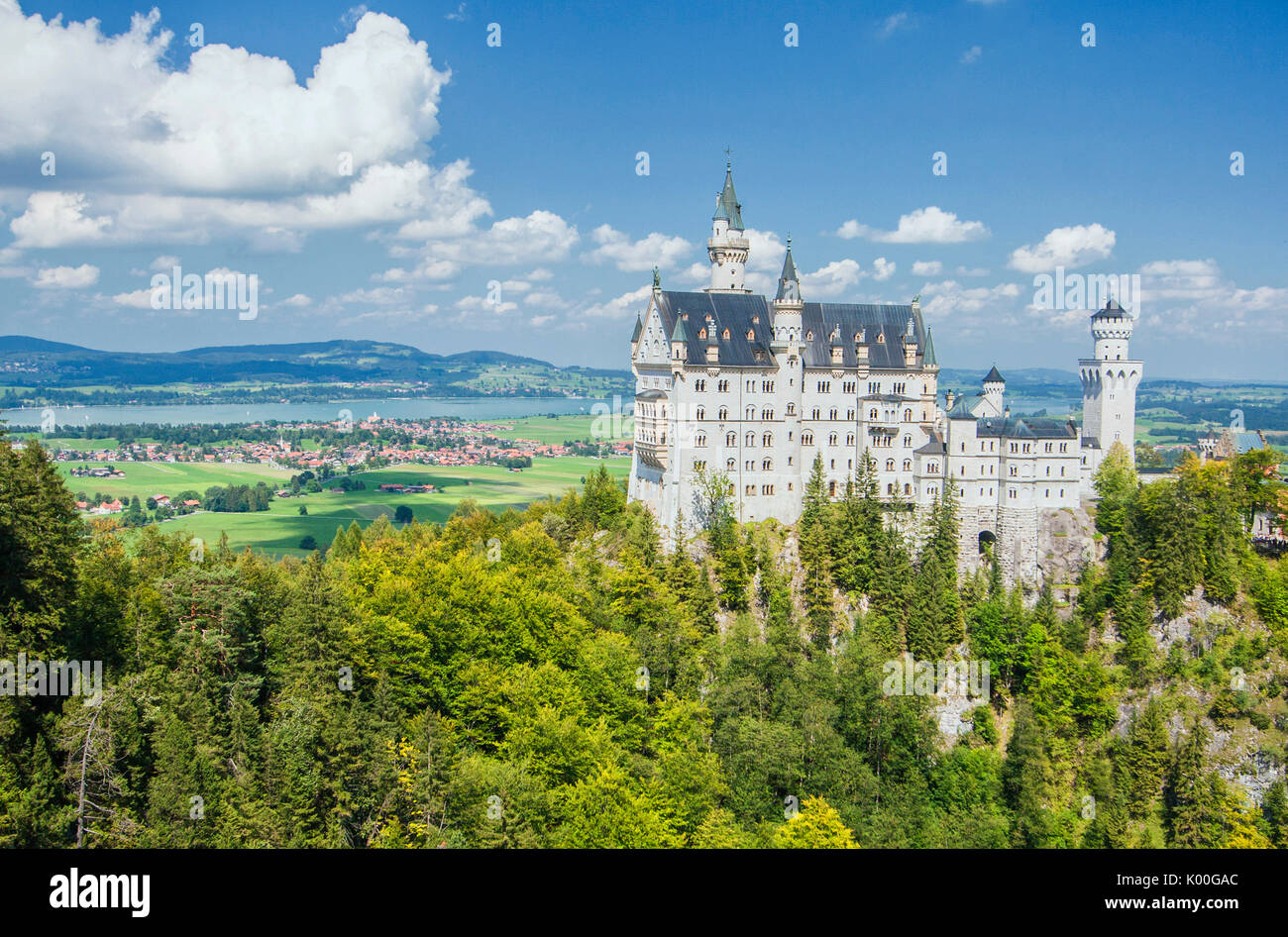 Il castello di Neuschwanstein e circondato da boschi Fussen Baviera Germania del sud Europa Foto Stock