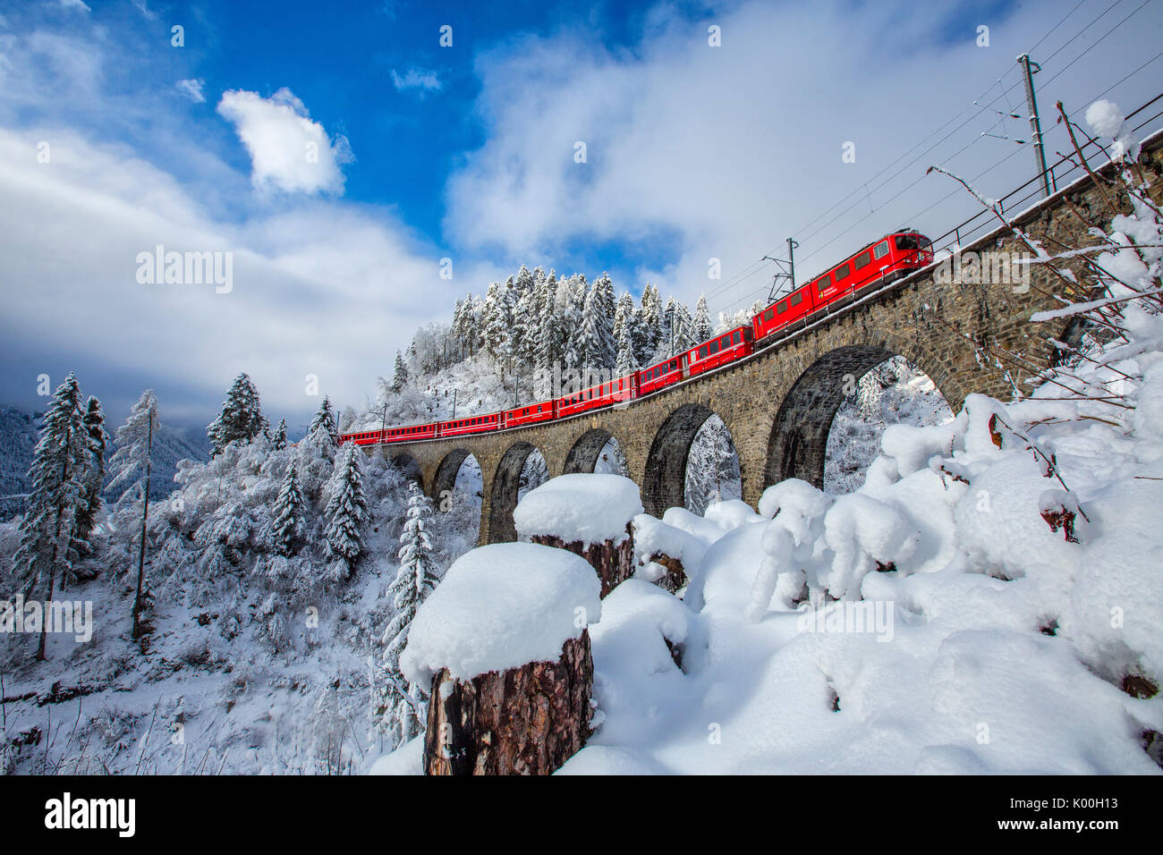 Bernina Express passa attraverso i boschi innevati Filisur Cantone dei Grigioni Svizzera Europa Foto Stock