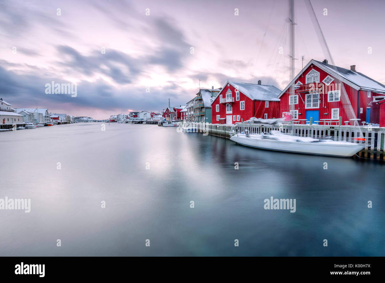 Il tipico villaggio di pescatori di Henningsvaer con le sue case rosso chiamato rorbu Isole Lofoten Norvegia del Nord Europa Foto Stock