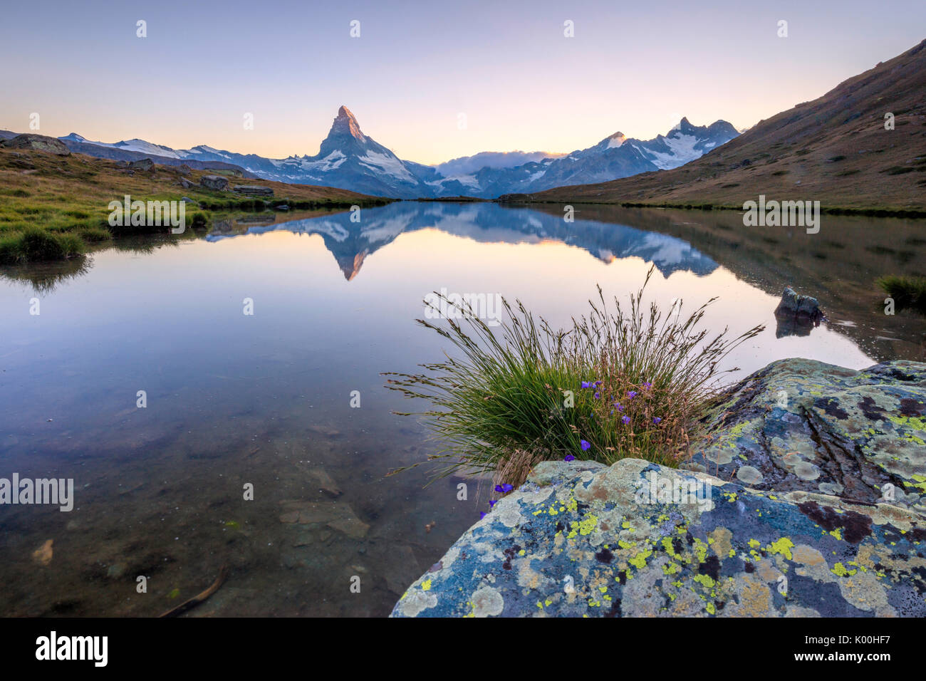 Il Cervino si riflette nel lago Stellisee all'alba zermatt Alpi Pennine Cantone del Vallese Svizzera Europa Foto Stock