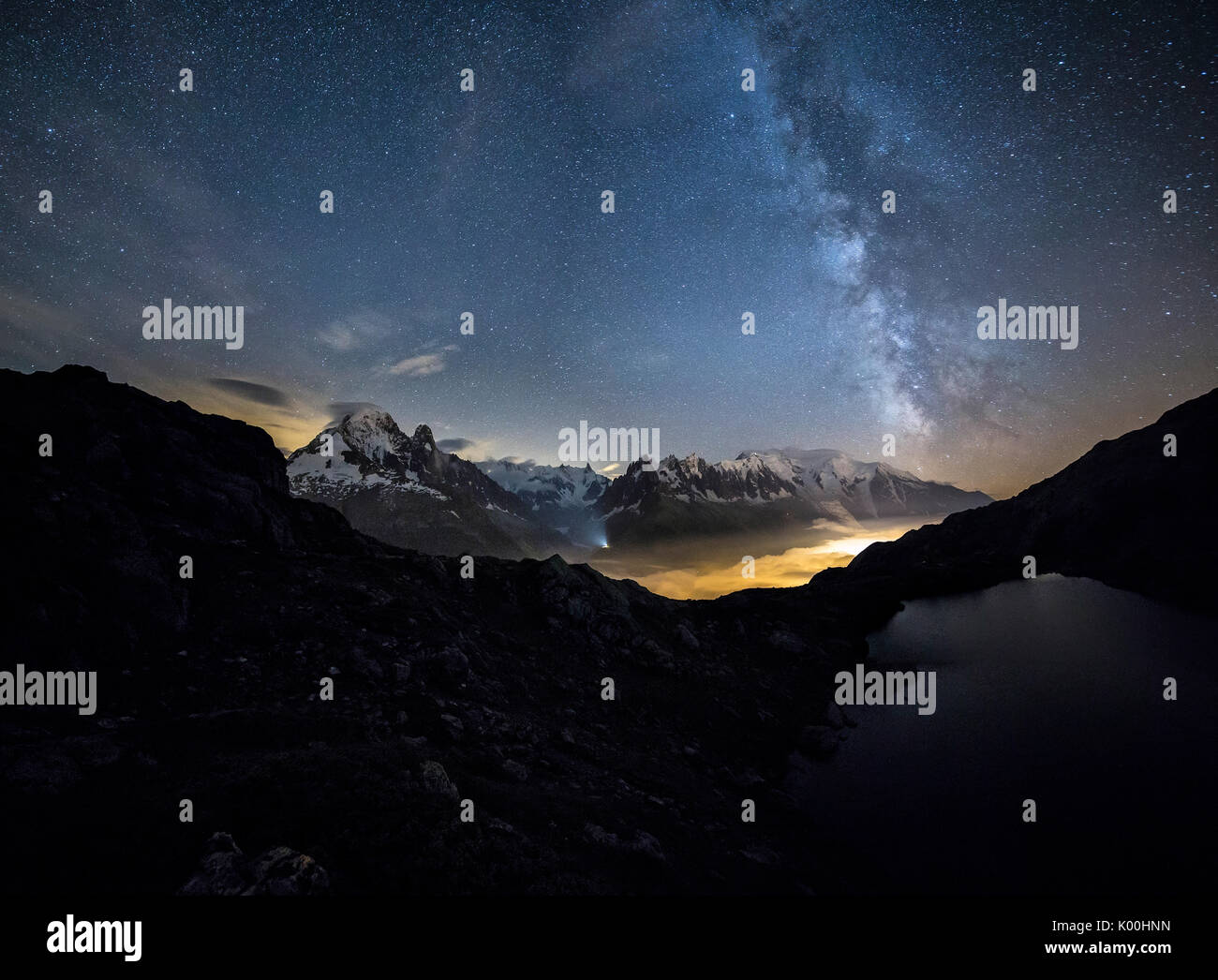 Stelle e la Via Lattea si illuminano le cime innevate intorno a Lac de Cheserys Chamonix Haute Savoie Francia Europa Foto Stock