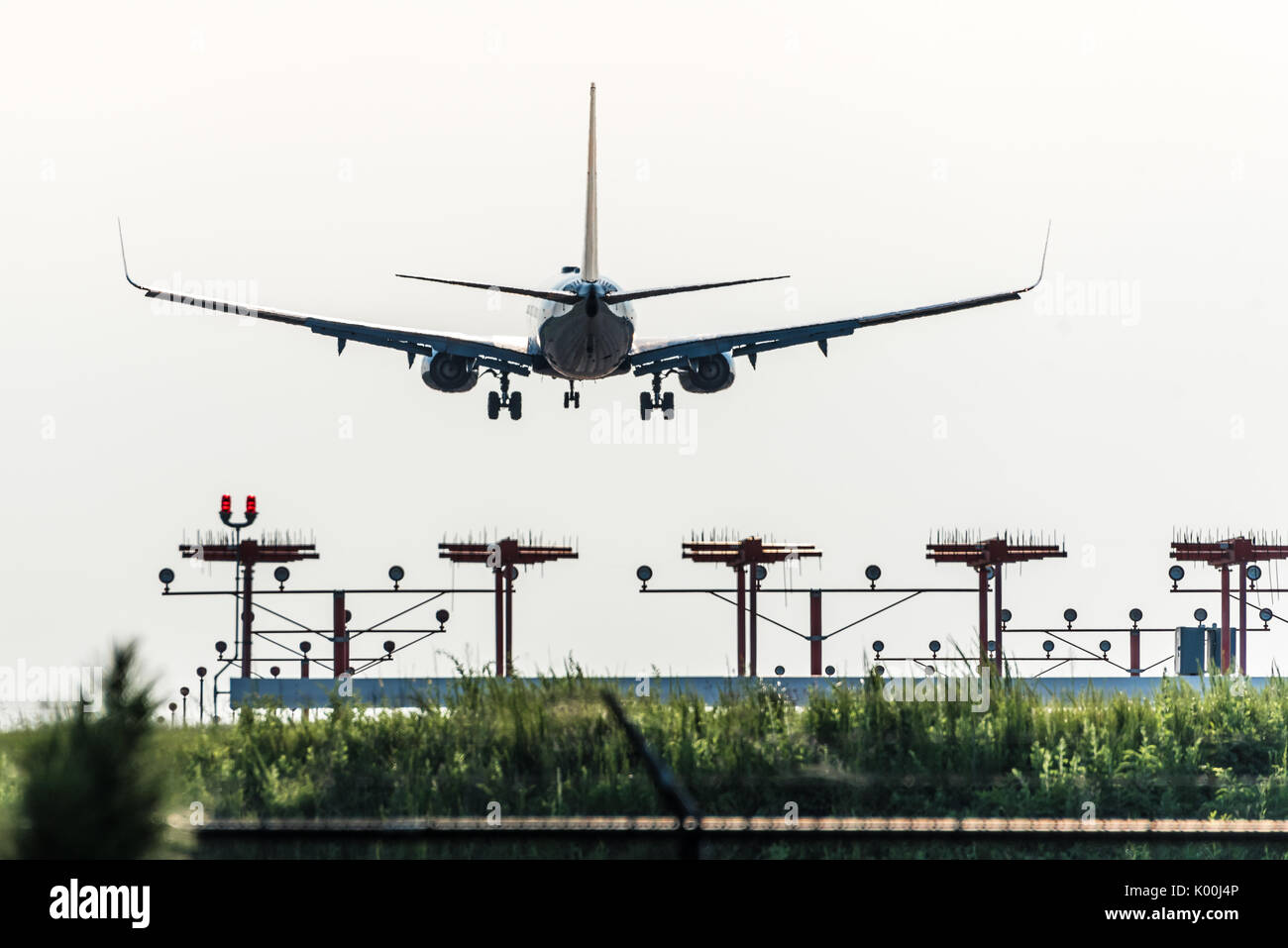Delta Air Lines jet in discesa per atterrare sulla pista di luci di avvicinamento all'Aeroporto Internazionale Hartsfield-Jackson di Atlanta in Atlanta, Georgia. Foto Stock