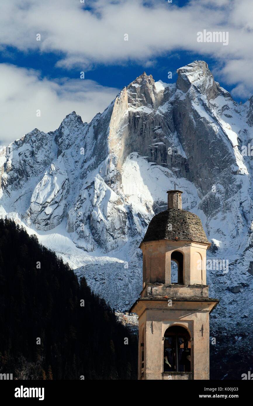 Sciore in Val Bondasca e la torre campanaria del Soglio. La Svizzera in Europa Foto Stock