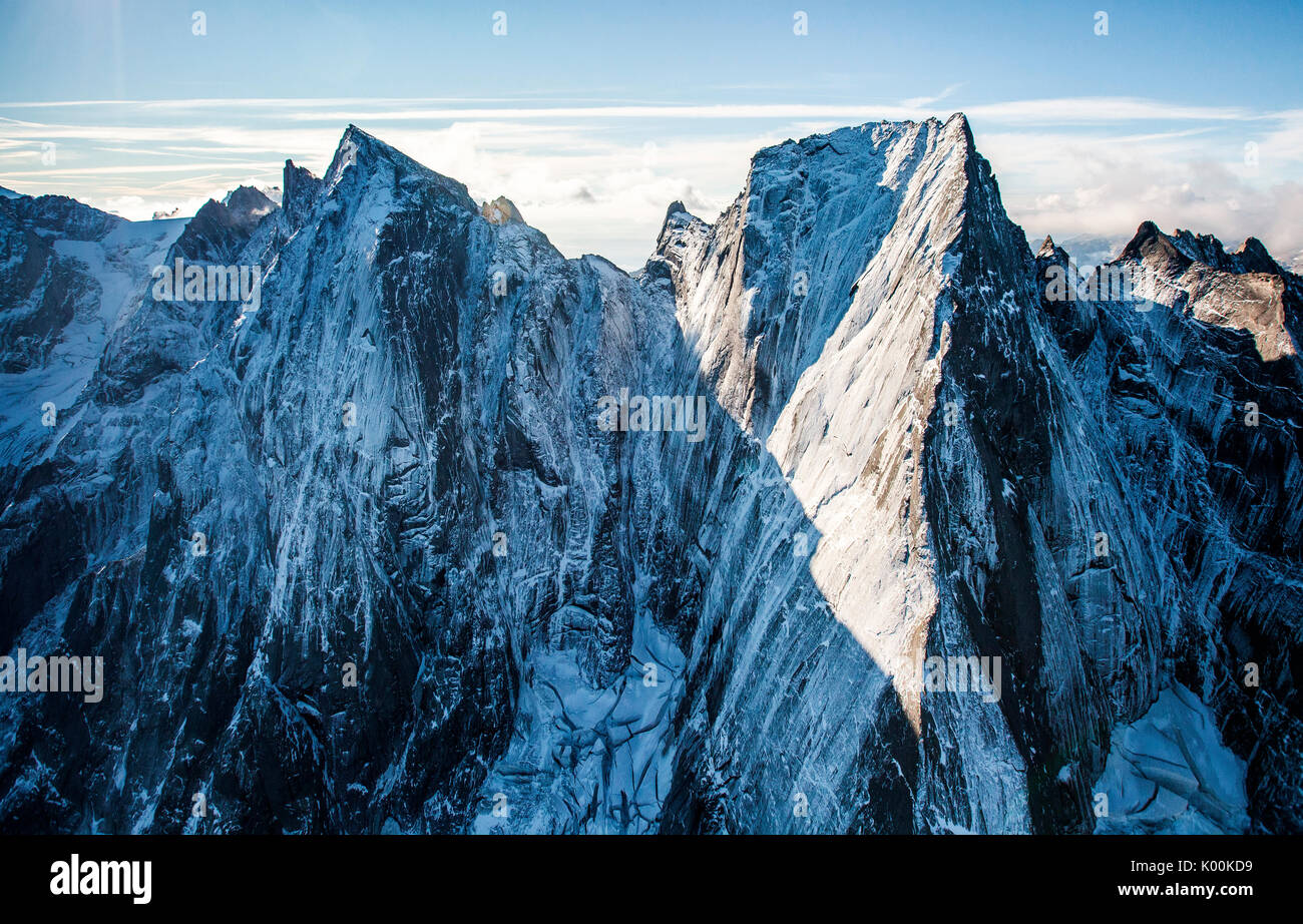 Riprese aeree dei picchi Badile e Cengalo situato tra Masino e Val Bregaglia confine Italia Svizzera Europa Foto Stock