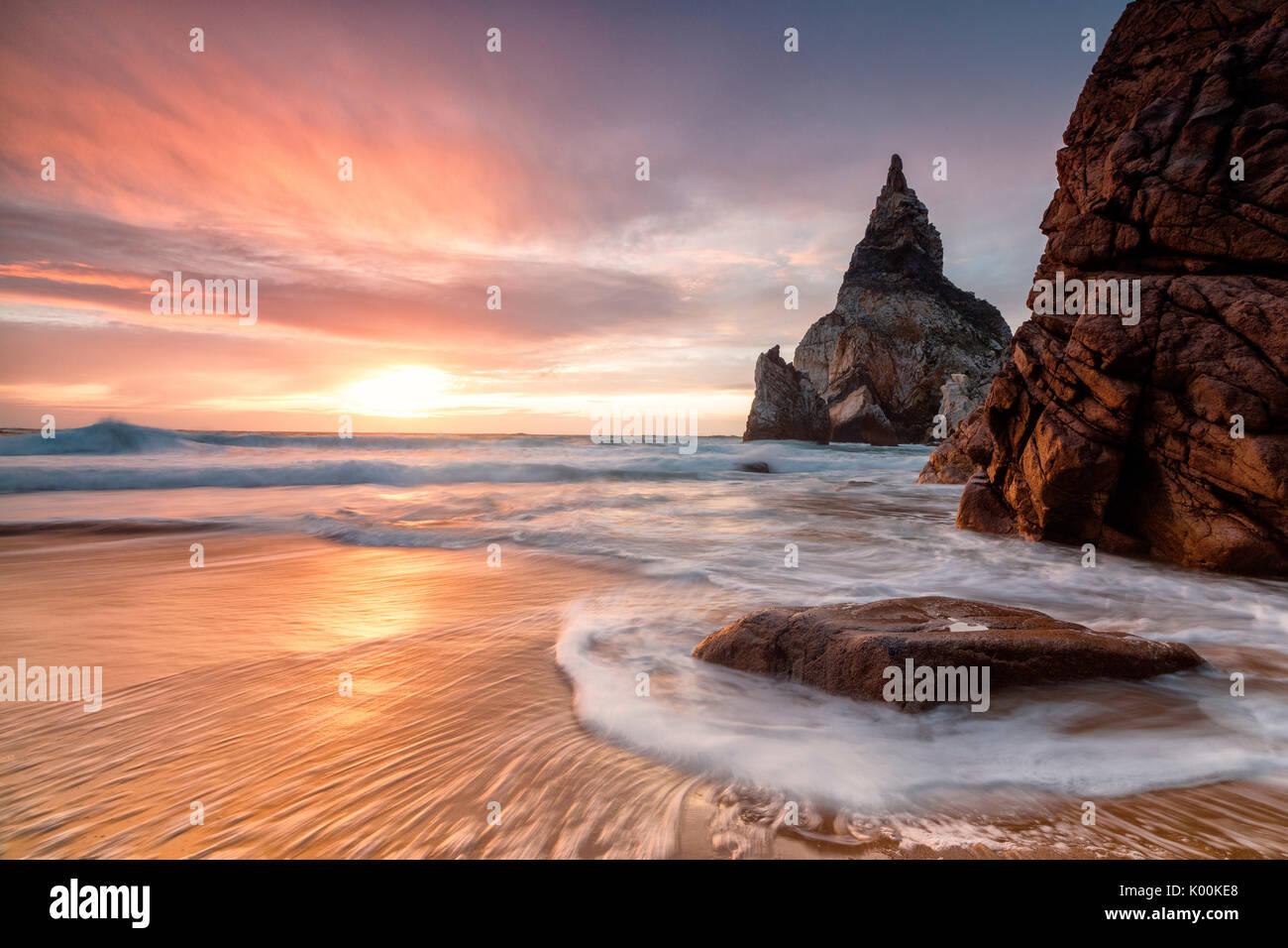 Riflessi dorati delle scogliere su Praia da Ursa spiaggia bagnata dall' oceano al tramonto a Cabo da Roca Colares Sintra Portogallo Europa Foto Stock