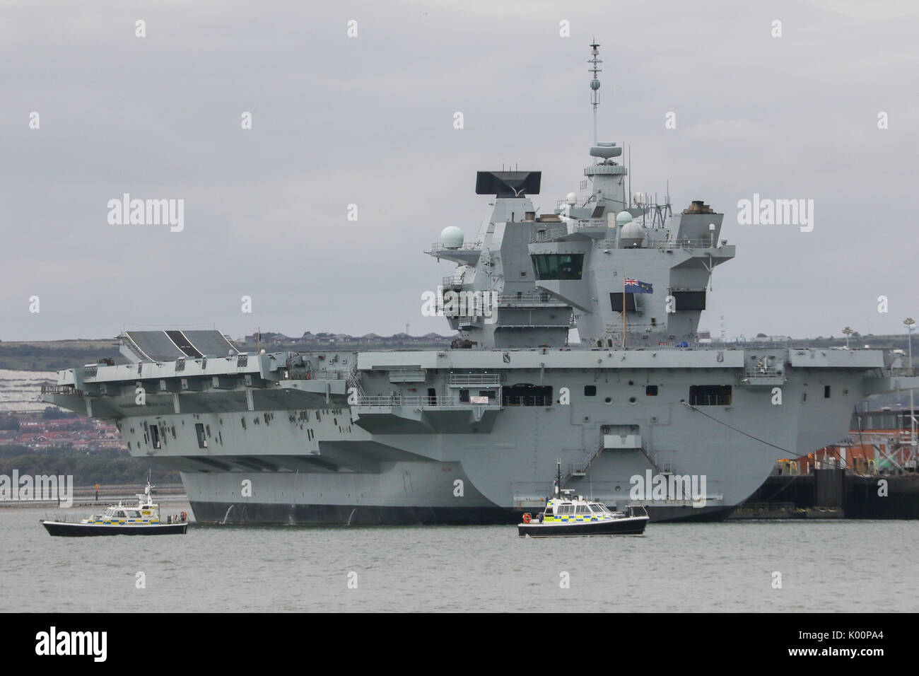 HMS Queen Elizabeth (R08) si siede in HM Base Navale di Portsmouth seguenti arrivando a casa sua-porta per la prima volta Foto Stock