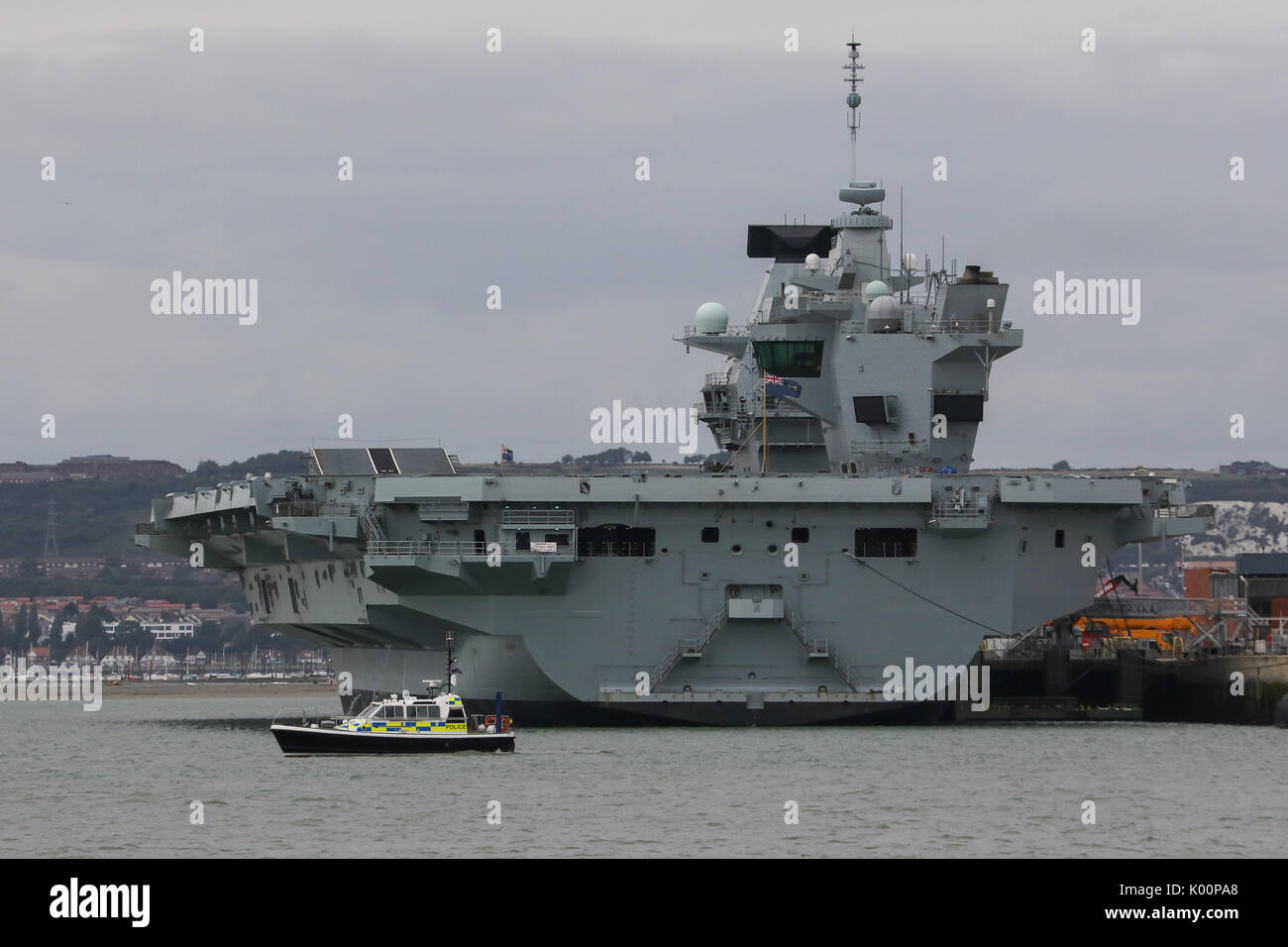 HMS Queen Elizabeth (R08) si siede in HM Base Navale di Portsmouth seguenti arrivando a casa sua-porta per la prima volta Foto Stock