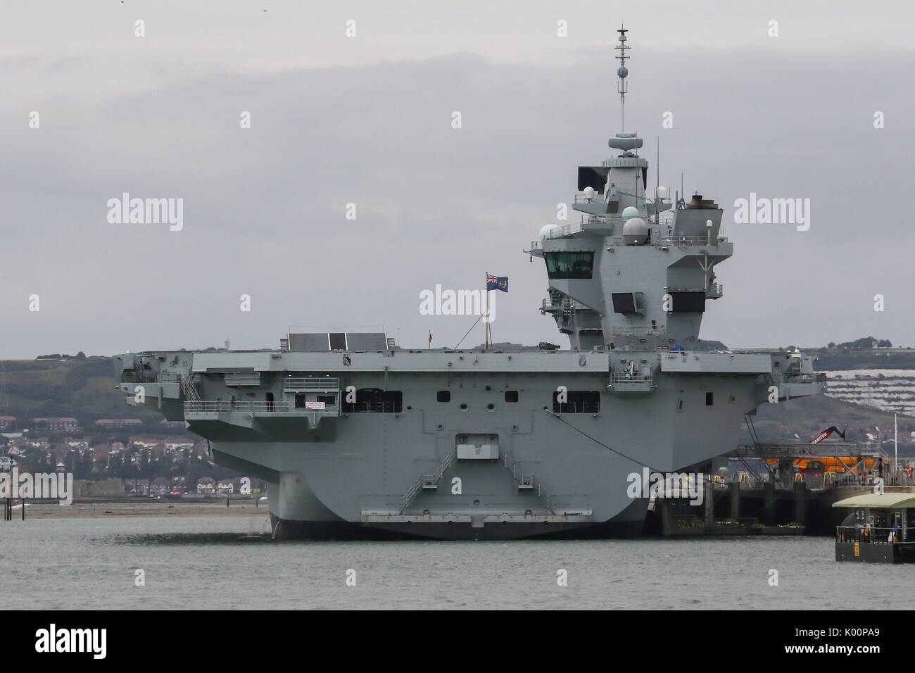 HMS Queen Elizabeth (R08) si siede in HM Base Navale di Portsmouth seguenti arrivando a casa sua-porta per la prima volta Foto Stock