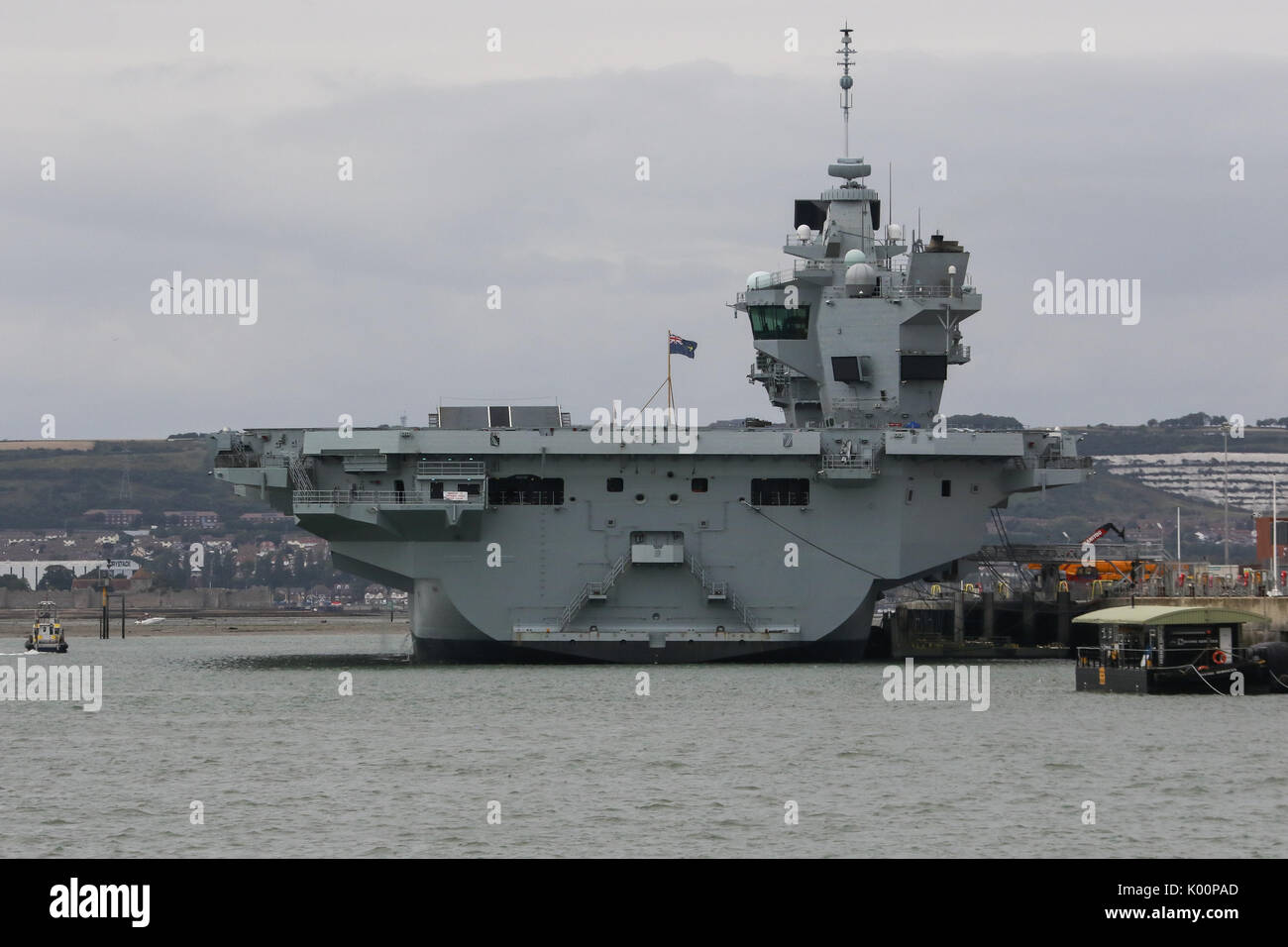 HMS Queen Elizabeth (R08) si siede in HM Base Navale di Portsmouth seguenti arrivando a casa sua-porta per la prima volta Foto Stock