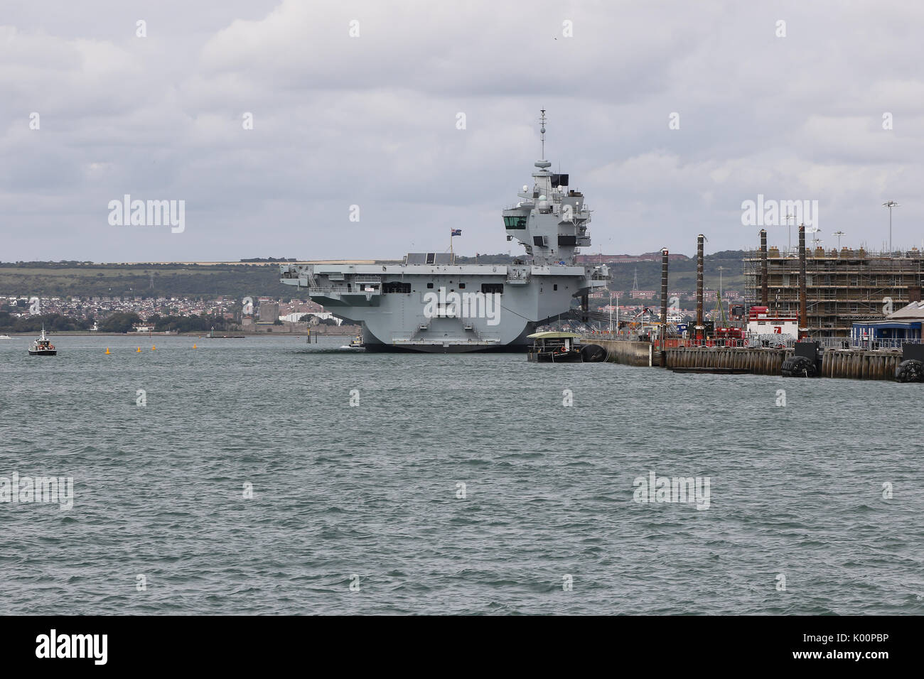 HMS Queen Elizabeth (R08) si siede in HM Base Navale di Portsmouth seguenti arrivando a casa sua-porta per la prima volta Foto Stock
